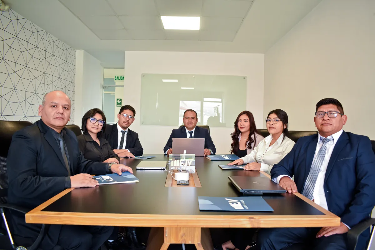Equipo de especialistas de EJV reunido en la oficina